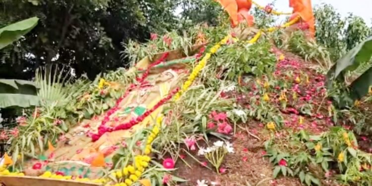 MP: ग्वालियर में 108 टन गोबर से बना 21 फीट ऊंचा गोवर्धन पर्वत, 10 हजार गौ-वंश वाली गौशाला में उमड़ा जनसैलाब