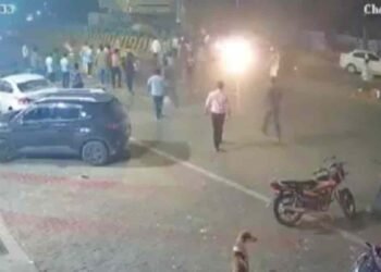 मेरठ में तेज रफ्तार कार ने डिलीवरी बॉय को मारी जोरदार टक्कर, युवक को 100 मीटर तक घसीटती ले गई कार