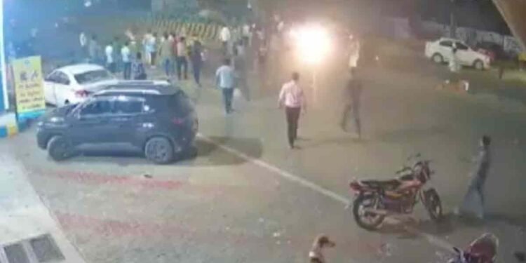 मेरठ में तेज रफ्तार कार ने डिलीवरी बॉय को मारी जोरदार टक्कर, युवक को 100 मीटर तक घसीटती ले गई कार