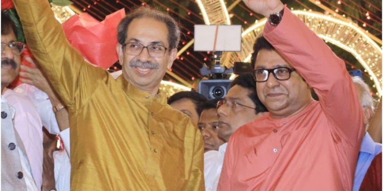 उद्धव ठाकरे पहुंचे राज ठाकरे के घर, पाडवा पर्व पर दी शुभकामनाएं