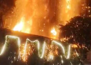 गाजियाबाद: इंदिरापुरम की पांच मंजिला इमारत में भीषण आग, फंस गए थे 19 परिवार