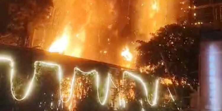 गाजियाबाद: इंदिरापुरम की पांच मंजिला इमारत में भीषण आग, फंस गए थे 19 परिवार