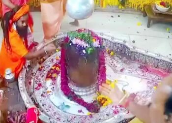 उज्जैन: महाकाल मंदिर के गर्भगृह में पुजारी और महंत भिड़े, गाली गलौज और हाथापाई तक बात पहुंची,  Video