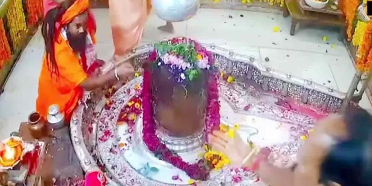उज्जैन: महाकाल मंदिर के गर्भगृह में पुजारी और महंत भिड़े, गाली गलौज और हाथापाई तक बात पहुंची,  Video