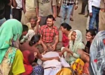 एटा में ‘सत्ता की रंजिश’: वर्तमान प्रधान ने पूर्व प्रधान को ईंटों से पीटकर मार डाला, कोतवाली पर हंगामा