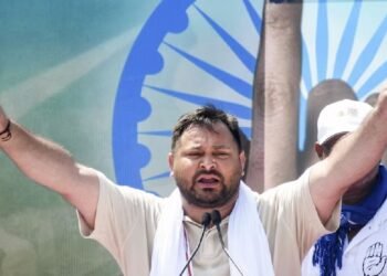 तेजस्वी के धुआंधार चुनावी वादे क्यों महागठबंधन की कमजोर कड़ी बन सकते हैं
