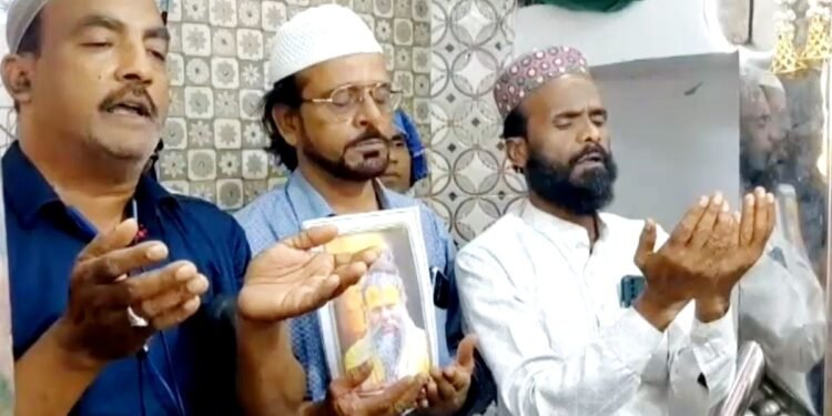 प्रेमानंद महाराज की तस्वीरें सीने से लगाकर दरगाह पहुंचे MP के मुस्लिम युवा, चादर चढ़ाकर पहलवान बाबा से मांगी दुआ