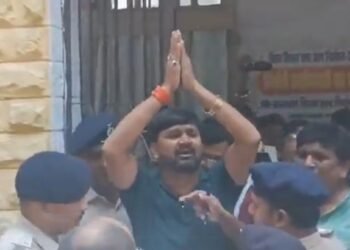 सासाराम में RJD उम्मीदवार के लिए मैदान में उतरीं बुजुर्ग मां-पत्नी, घर-घर कर रहीं प्रचार