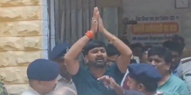 सासाराम में RJD उम्मीदवार के लिए मैदान में उतरीं बुजुर्ग मां-पत्नी, घर-घर कर रहीं प्रचार