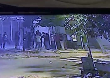 दिवाली की रात दर्दनाक हादसा! युवकों ने लोहे की पाइप में भरे पटाखे, फटते ही 16 वर्षीय छात्रा के सिर में जा लगी पाइप, फिर…