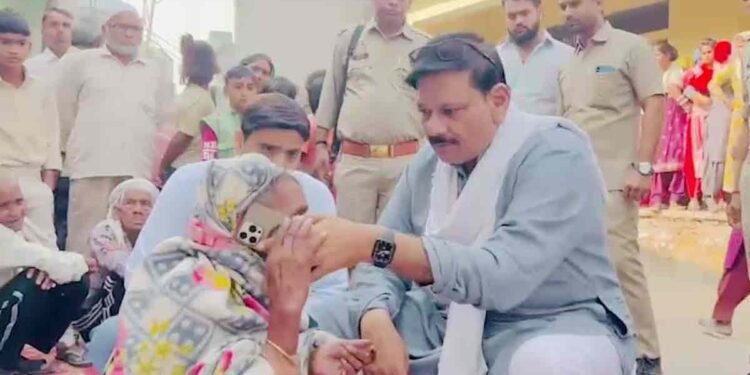 ग्रेटर नोएडा: दलित किशोर की मौत के बाद ग्रामीणों ने सड़क जाम कर किया प्रदर्शन, CM योगी ने की मृतक के पिता से बात