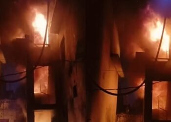 लखनऊ के उस्मानपुर में तीसरी मंजिल में लगी आग, चार दमकल कर्मी घायल