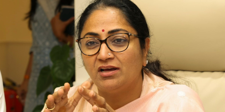 दिल्ली में छठ पर्व पर रहेगा सरकारी छुट्टी, CM रेखा गुप्ता ने किया ऐलान; रेलवे ने शुरू की खास पहल