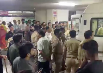 आगरा में हादसा: तेज रफ्तार कार ने घर के बाहर बैठे लोगों को रौंदा, 5 की मौत और 2 घायल