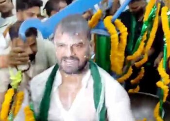 ‘मैं हूं नाचने वाला, लेकिन अब बोलना चाहता हूं…’ खेसारी लाल यादव को समर्थकों ने दूध से नहलाया और सिक्कों से तोला