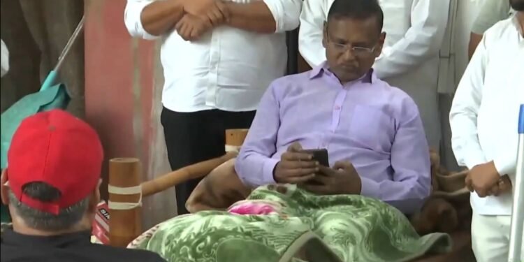 ‘नोटिस नहीं दिया, अधिकारी आए और सामान बाहर फेंक दिया…’, बंगले से बाहर हुए कांग्रेस नेता का आरोप