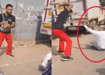 दिल्ली में बीच सड़क युवक की दबंगई, बुजुर्ग को कार से निकालकर बुरी तरह पीटा- Video