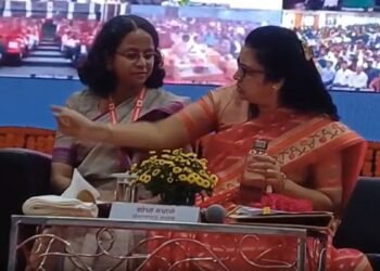चिकोटी काटी, कोहनी मारी… मंच पर बैठे थे केंद्रीय मंत्री गडकरी, आपस में भिड़ गईं दो महिला अधिकारी