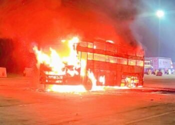लखनऊ-आगरा एक्सप्रेस-वे पर हादसा… डबल डेकर बस बनी आग का गोला, 39 यात्रियों को सुरक्षित निकाला