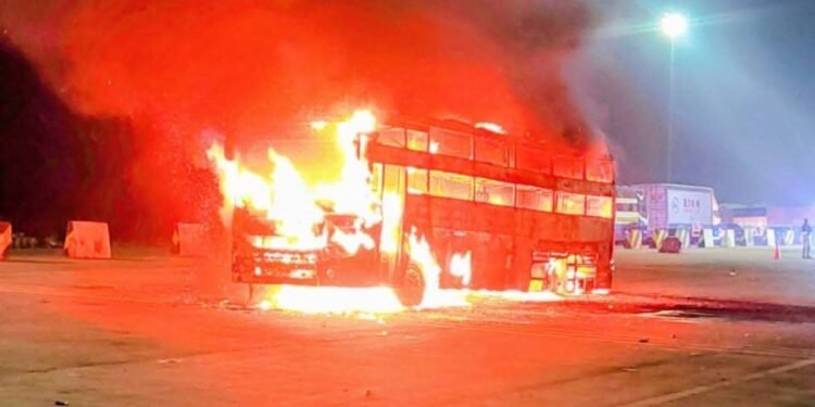 लखनऊ-आगरा एक्सप्रेस-वे पर हादसा… डबल डेकर बस बनी आग का गोला, 39 यात्रियों को सुरक्षित निकाला