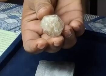 पन्ना के 50 करोड़ के ‘हीरे’ का सस्पेंस खत्म! खनिज अधिकारियों की मौजूदगी में जांच के बाद सुलझा रहस्य