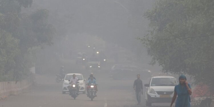 दिल्ली की हवा ‘बहुत खराब’ श्रेणी में, आनंद विहार सबसे प्रदूषित, AQI 395 पहुंचा