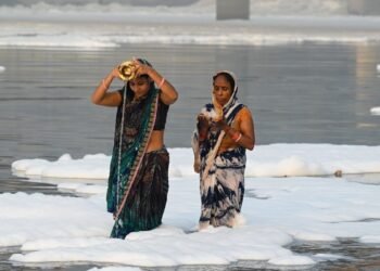 दिल्ली में छठ से पहले चमकी यमुना, अंदर अब भी जहर बाकी, आंकड़ों ने खोला ये सच