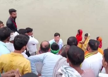 पटना में अर्घ्य देते समय फिसला छठ व्रती का पैर, गंगा नदी में डूबा