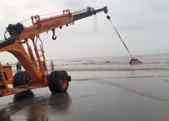 स्टंटबाजी के चक्कर में समंदर के Beach में फंसी मर्सिडीज, क्रेन से निकाली गई बाहर- VIDEO