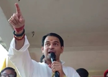 ‘देखिए बहरूपिया का गाड़ी जा रहा है…’, मधेपुरा में तेज प्रताप यादव का RJD प्रत्याशी चंद्रशेखर पर तीखा हमला