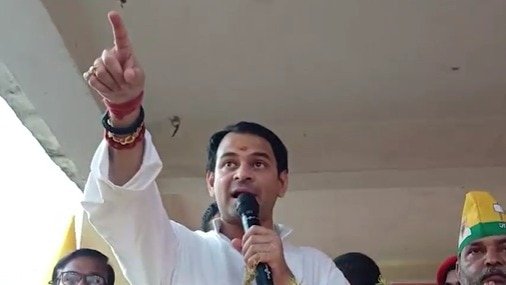 ‘देखिए बहरूपिया का गाड़ी जा रहा है…’, मधेपुरा में तेज प्रताप यादव का RJD प्रत्याशी चंद्रशेखर पर तीखा हमला