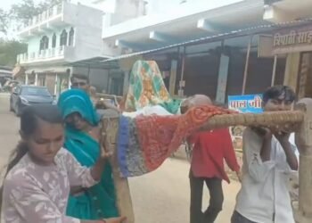 कौशांबी: जमीन विवाद में 95 वर्षीय बुजुर्ग को कहा ‘दबंग’, नाराज परिजनों ने चारपाई पर लिटाकर तहसील पहुंचाया, Video