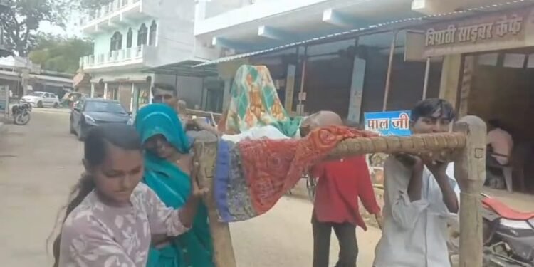 कौशांबी: जमीन विवाद में 95 वर्षीय बुजुर्ग को कहा ‘दबंग’, नाराज परिजनों ने चारपाई पर लिटाकर तहसील पहुंचाया, Video