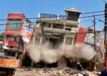 मेरठ के जिस सेंट्रल मार्केट स्थित कॉम्प्लेक्स को बुलडोजर से किया ध्वस्त, जानिए उसकी पूरी कहानी, 11 साल पहले हो गया था ‘फैसला’