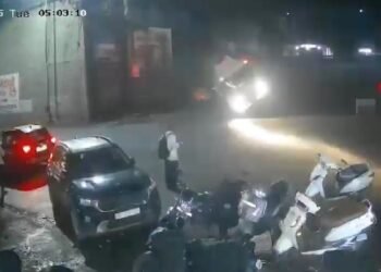 पुणे में तेज रफ्तार ट्रक ने मचाई तबाही, तीन वाहन चकनाचूर, दो लोग घायल