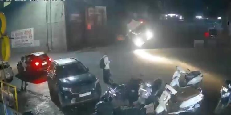 पुणे में तेज रफ्तार ट्रक ने मचाई तबाही, तीन वाहन चकनाचूर, दो लोग घायल