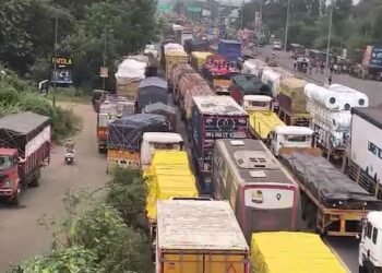 नागपुर हाईवे पर बैठे हजारों किसानों ने दी भारत बंद की चेतावनी! जानिए क्या हैं मांग