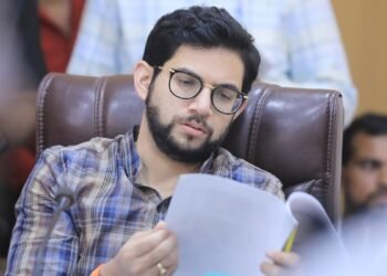 मरे हुए जिंदा, छोटे कमरे में 38 वोटर…मुंबई की वर्ली सीट पर वोटर लिस्ट में गड़बड़ी! आद‍ित्य ठाकरे का दावा