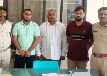 DM को ‘मुख्य सचिव’ बनकर किया कॉल… IAS अफसर ने शक होने पर बुलवाया, बाप-बेटे समेत 3 दबोचे गए