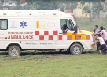 छपरा: बारिश की वजह से रद्द हुई राजनाथ सिंह की जनसभा, फंसी फायर ब्रिगेड-एम्बुलेंस को धक्का लगाते दिखे गांववाले