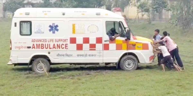 छपरा: बारिश की वजह से रद्द हुई राजनाथ सिंह की जनसभा, फंसी फायर ब्रिगेड-एम्बुलेंस को धक्का लगाते दिखे गांववाले