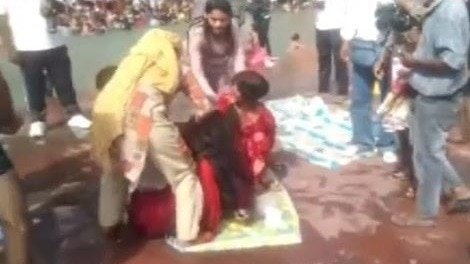 हरिद्वार में भिड़ीं टीका लगाने वाली दीदियां, एक दूसरे को उठा-उठाकर पटका
