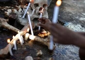 Maharajganj: श्मशान में निर्वस्त्र होकर तंत्र-मंत्र कर रही थी महिला, ग्रामीणों ने पकड़कर पीटा, नग्न अवस्था में घुमाया