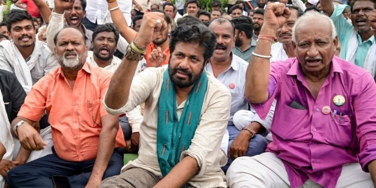 बच्चू कडू के किसान आंदोलन में आज शामिल होंगे मनोज जरांगे पाटिल, नागपुर में जमे किसान, ये है डिमांड