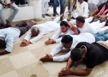 MP: कलेक्टर बाहर नहीं आए तो गेट फांदकर अंदर घुसे विधायक, कार्यकर्ताओं ने किया ‘दंडवत प्रदर्शन’