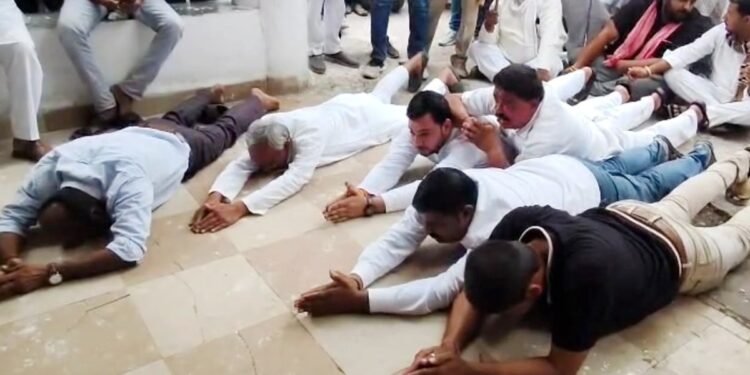 MP: कलेक्टर बाहर नहीं आए तो गेट फांदकर अंदर घुसे विधायक, कार्यकर्ताओं ने किया ‘दंडवत प्रदर्शन’