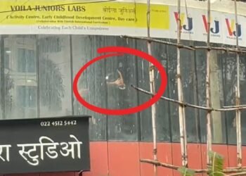 खिड़की से मदद मांगते किडनैप बच्चे, बाहर रोते-बिलखते पेरेंट्स… मुंबई के स्टूडियो के बाहर दिखा खौफनाक मंजर