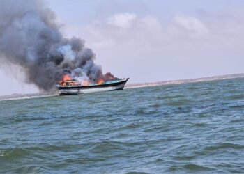 बीच समंदर धू-धू कर जला कच्छ का मालवाहक जहाज, सभी 16 नाविकों ने कूदकर बचाई जान, Video