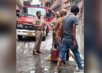 मेरठ: मुस्कान के पिता के घर में लगी आग, जलता सिलेंडर बाहर फेंककर टली बड़ी दुर्घटना