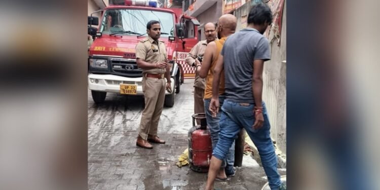 मेरठ: मुस्कान के पिता के घर में लगी आग, जलता सिलेंडर बाहर फेंककर टली बड़ी दुर्घटना